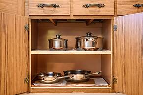 Cozy Stylish Home Spacious Fully Equipped Stay