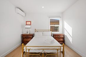 Cozy Stylish Home Spacious Fully Equipped Stay