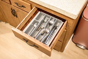 Cozy Stylish Home Spacious Fully Equipped Stay