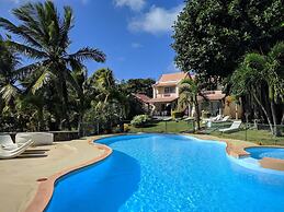 Residence With 6 Seafront Bungalows and Swimming