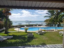 Residence With 6 Seafront Bungalows and Swimming