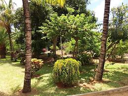 Residence With 6 Seafront Bungalows and Swimming