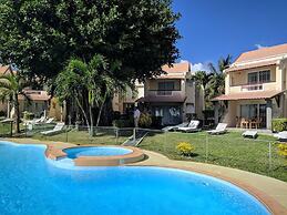 Residence With 6 Seafront Bungalows and Swimming