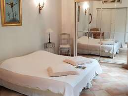 Villa in an Idyllic and Relaxing Setting Near Orange