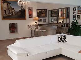 Villa in an Idyllic and Relaxing Setting Near Orange