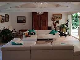 Villa in an Idyllic and Relaxing Setting Near Orange