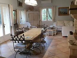 Villa in an Idyllic and Relaxing Setting Near Orange