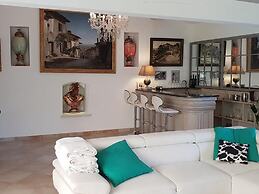 Villa in an Idyllic and Relaxing Setting Near Orange