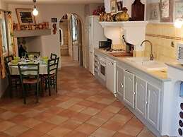 Villa in an Idyllic and Relaxing Setting Near Orange