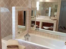 Villa in an Idyllic and Relaxing Setting Near Orange