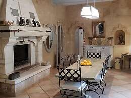 Villa in an Idyllic and Relaxing Setting Near Orange