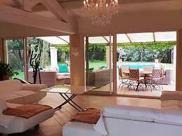 Villa in an Idyllic and Relaxing Setting Near Orange