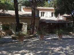 Villa in an Idyllic and Relaxing Setting Near Orange