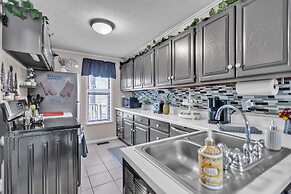 Beautiful Lakeview Chateau With Stunning Views 3 Bedroom Home