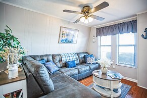 Beautiful Lakeview Chateau With Stunning Views 3 Bedroom Home