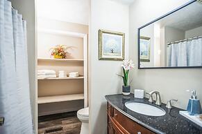Beautiful Lakeview Chateau With Stunning Views 3 Bedroom Home