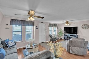 Beautiful Lakeview Chateau With Stunning Views 3 Bedroom Home