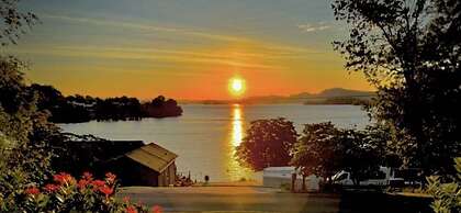 Beautiful Lakeview Chateau With Stunning Views 3 Bedroom Home