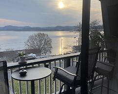 Beautiful Lakeview Chateau With Stunning Views 3 Bedroom Home