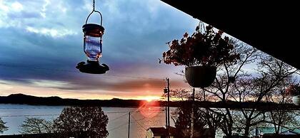 Beautiful Lakeview Chateau With Stunning Views 3 Bedroom Home