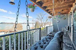 Beautiful Lakeview Chateau With Stunning Views 3 Bedroom Home