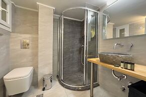 Phaedrus Living Koukaki Verdant Marble