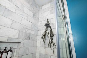 Northside Nook Home for 6!