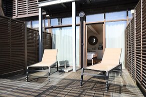 LES SUITES DU PORT by Le Saint Ferdinand