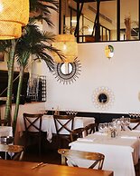 LES SUITES DU PORT by Le Saint Ferdinand
