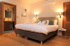 LES SUITES DU PORT by Le Saint Ferdinand