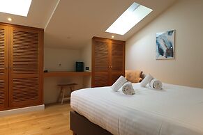 LES SUITES DU PORT by Le Saint Ferdinand
