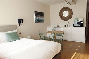 LES SUITES DU PORT by Le Saint Ferdinand