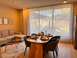BEE Suites San José - Santa Ana