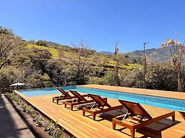 BEE Suites San José - Santa Ana