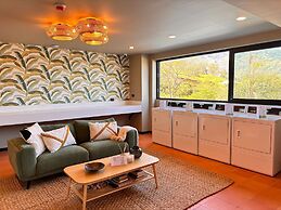 BEE Suites San José - Santa Ana