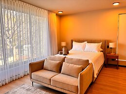 BEE Suites San José - Santa Ana