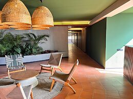 BEE Suites San José - Santa Ana