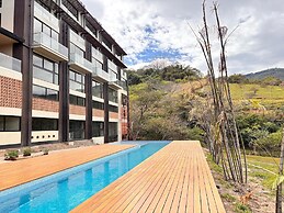 BEE Suites San José - Santa Ana