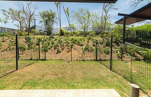 BEE Suites San José - Santa Ana