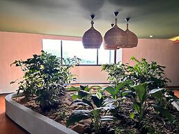 BEE Suites San José - Santa Ana