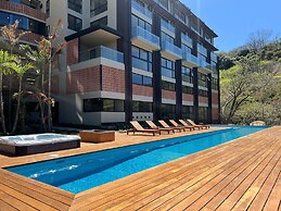 BEE Suites San José - Santa Ana