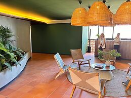 BEE Suites San José - Santa Ana