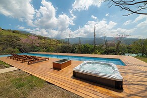 BEE Suites San José - Santa Ana