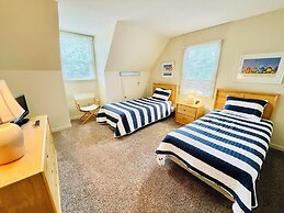 King Charles Avenue 404 #4