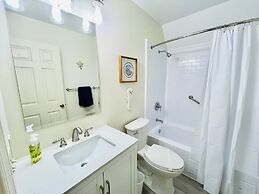 King Charles Avenue 404 #4