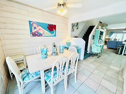 SEA Strand Court 3 #22