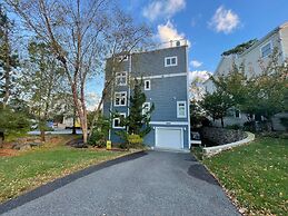 Blacstone Avenue 38285