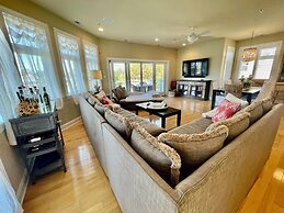 Blacstone Avenue 38285