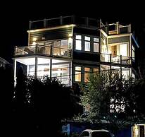 Blacstone Avenue 38285