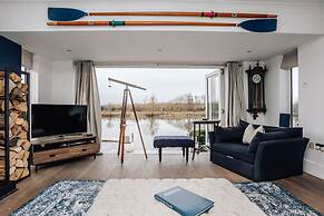 Riverside Cottage - From 1088 Per Night